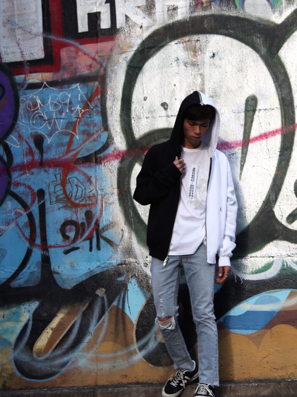 「ストリート、MIDWEST、STAMPD、ksubi、DISCOVERED、AW、パーカー、バイカラー、加工デニム、クラッシュデニム」｜「STAMPDのSTAMPD ハーフフーディー（パーカー、ブラック系）」を使った、MIDWEST_ECさん（メンズ・174cm）の秋コーディネートの1枚目の写真
