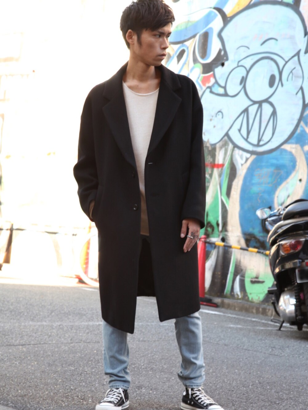 「ドロップショルダー、コート、アキフユコーデ、AW、DIET BUTCHER SLIM SKIN、ニット、デニムパンツ、MIDWEST」｜「DIET BUTCHERのDIET BUTCHER SLIM SKIN ドロップショルダーコート（その他アウター、ブラック系）」を使った、MIDWEST_ECさん（メンズ・174cm）の秋コーディネートの1枚目の写真