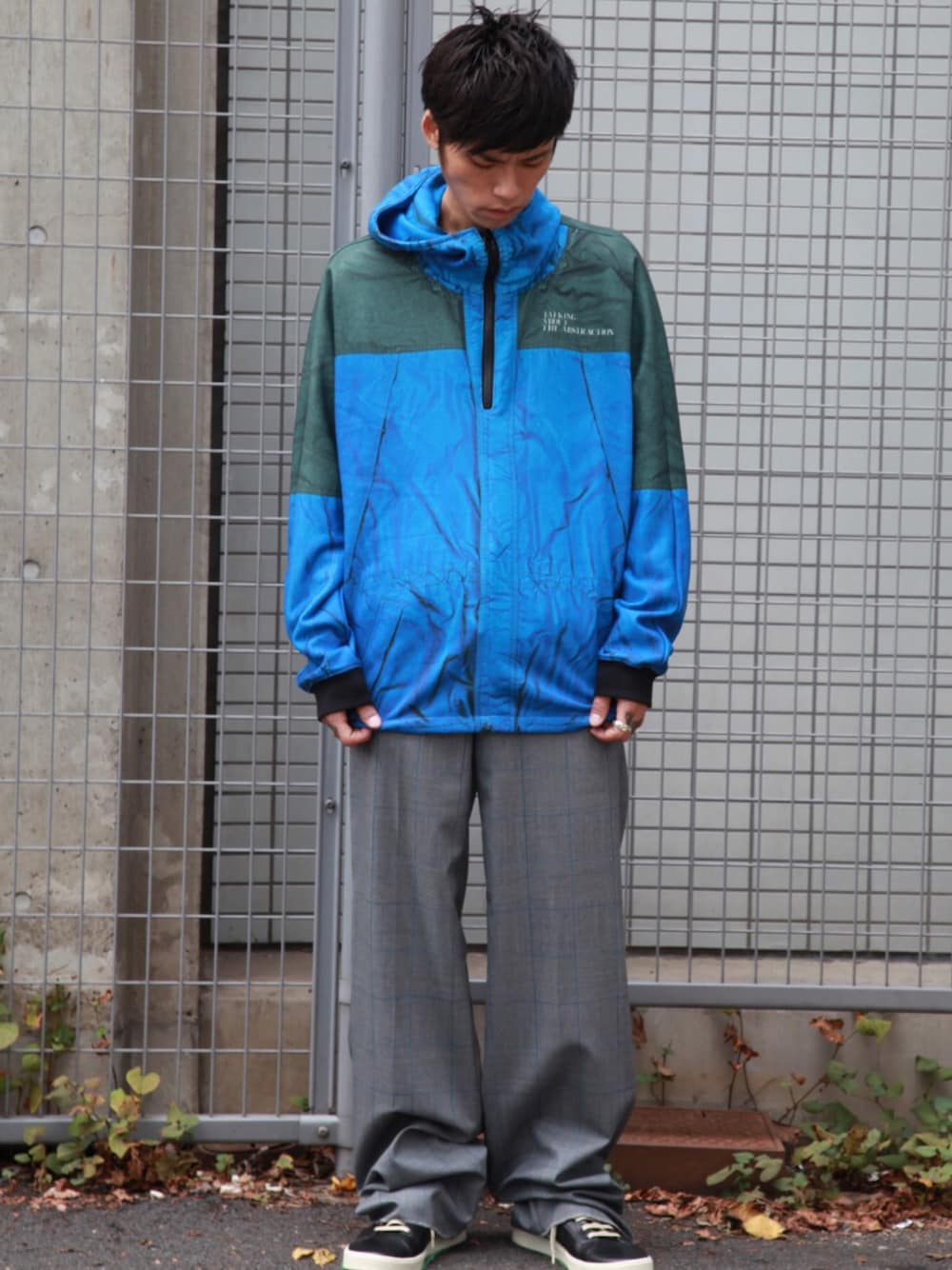 「転写プリント、ワイドパンツ、グレースラックス、MIDWEST、ootd、パーカー、ブルー、秋」｜「TALKING ABOUT THE ABSTRACTIONのTALKING ABOUT THE ABSTRACTION プリントドルマンスリーブパーカー（パーカー、ブルー系）」を使った、MIDWEST_ECさん（メンズ・174cm）の秋コーディネートの1枚目の写真