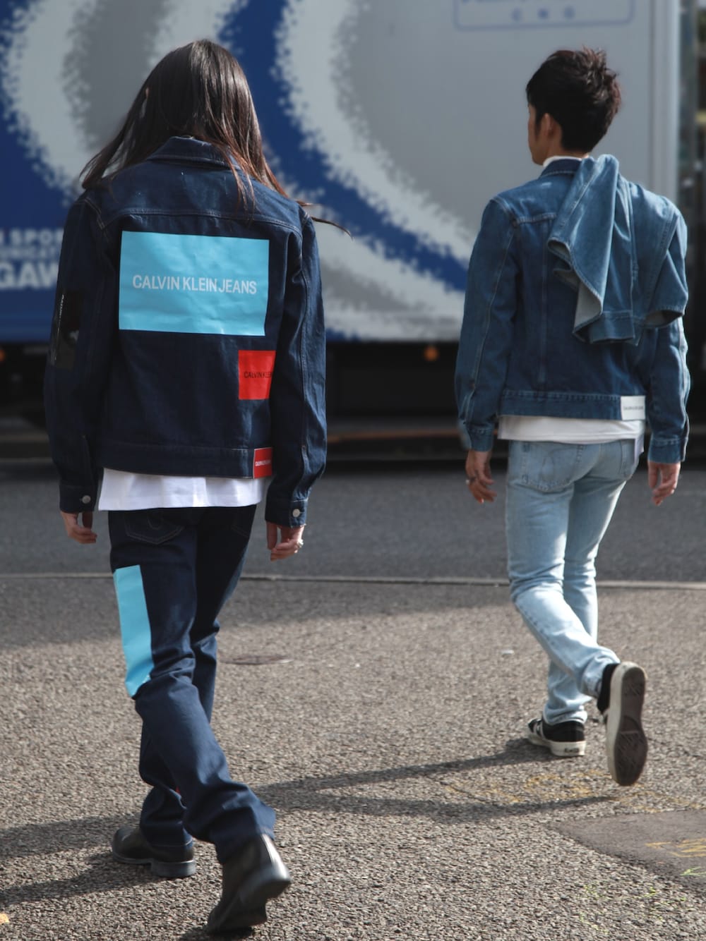 ブルー系のデニムジャケット、ホワイト系のTシャツ/カットソー、ブルー系のデニムパンツを着用したメンズの秋コーディネートの1枚目の写真