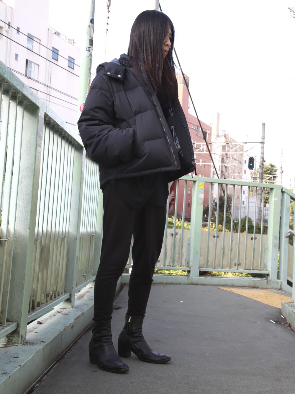 「冬コーデ、オールブラック、ootd、outfit、ダウンジャケット、スウェットパンツ、アウター、秋のコーデ」｜「DIET BUTCHERのDIET BUTCHER SLIM SKIN ボリュームスリーブダウンジャケット（ダウンジャケット/コート、ブラック系）」を使った、MIDWEST_ECさん（メンズ・173cm）の秋コーディネートの1枚目の写真