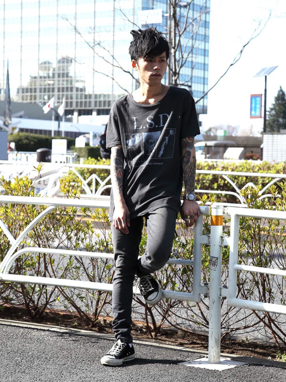 ブラック系のTシャツ/カットソー、ブラック系のデニムパンツを着用したメンズの冬コーディネートの1枚目の写真
