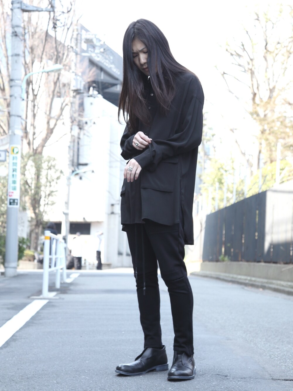 「はるコーデ、黒、ゆるコーデ、黒コーデ、シャツ、シャツスタイル、革靴、ootd、outfit、春コーデ」｜「DIET BUTCHERのDIET BUTCHER SLIM SKIN “Long side”スリットシャツ（シャツ/ブラウス、ブラック系）」を使った、MIDWEST_ECさん（メンズ・173cm）の冬コーディネートの1枚目の写真