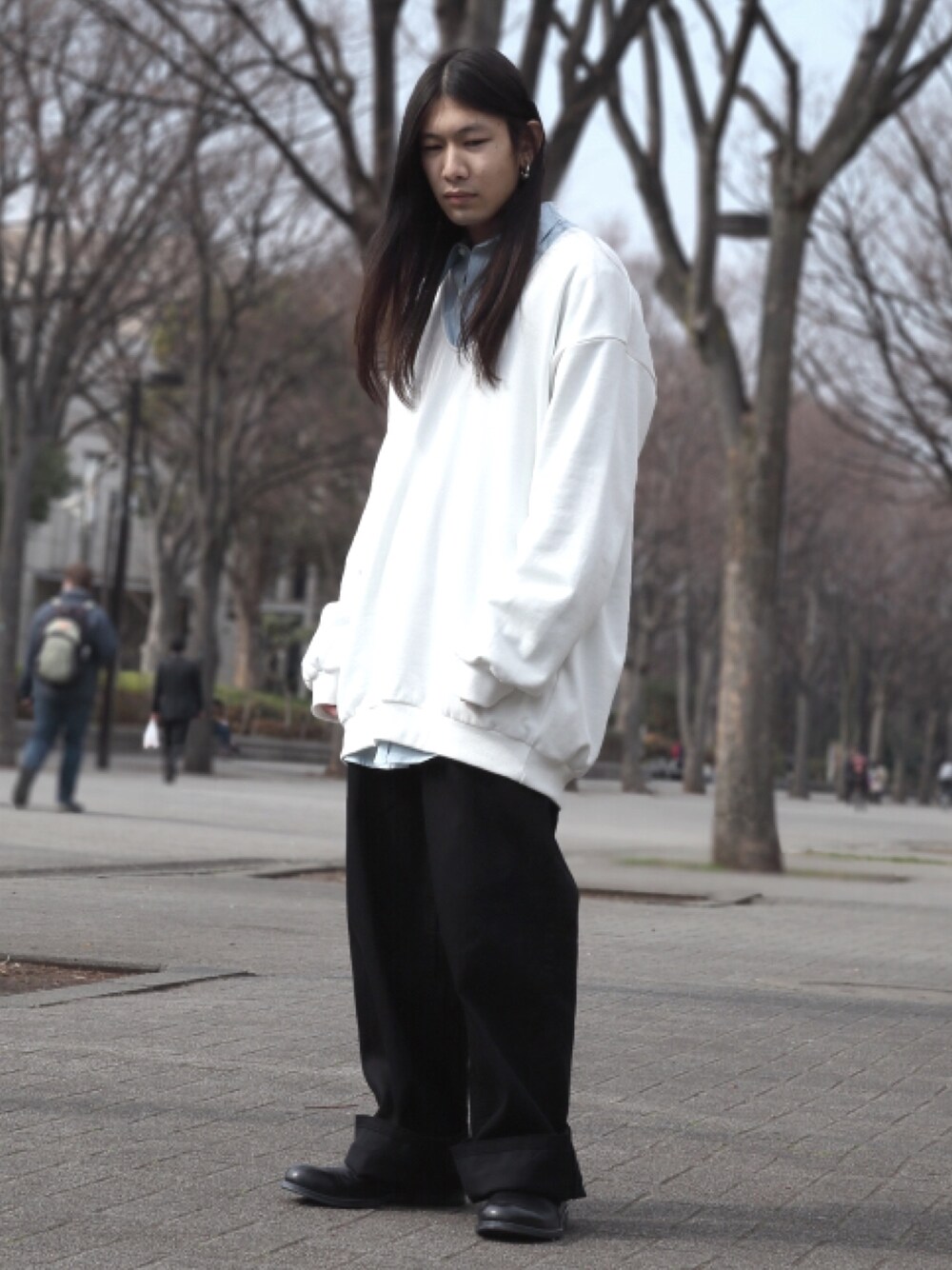 「レイヤードスタイル、シンプルコーデ、春、オーバーサイズ、キレイめ、ビックシルエット、ootd、デニムパンツ、スウェット、シャツスタイル」｜「DRESSEDUNDRESSEDのDRESSEDUNDRESSED “Decortique”オーバーサイズスウェット（スウェット、ホワイト系）」を使った、MIDWEST_ECさん（メンズ・173cm）の春コーディネートの1枚目の写真