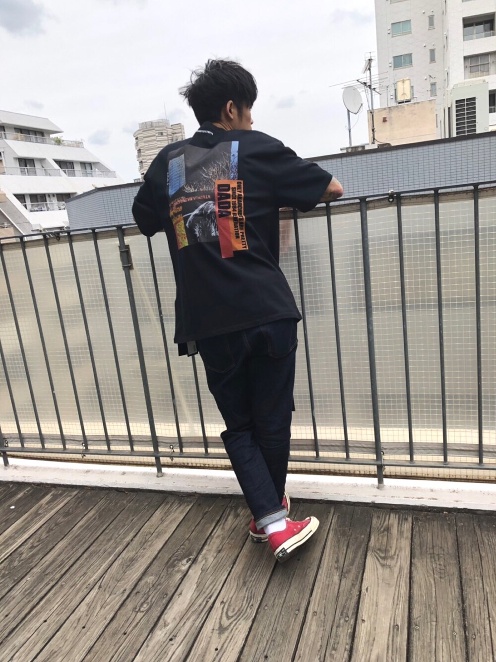 「ナツ、スニーカーコーデ、ラフ、MIDWEST、春コーデ、CHRISTIAN DADA、プリントT、Tシャツ」｜「CHRISTIAN DADAのCHRISTIAN DADA “DADAISM”プリントTシャツ（Tシャツ/カットソー、ブラック系）」を使った、MIDWEST_ECさん（メンズ・174cm）の春コーディネートの1枚目の写真