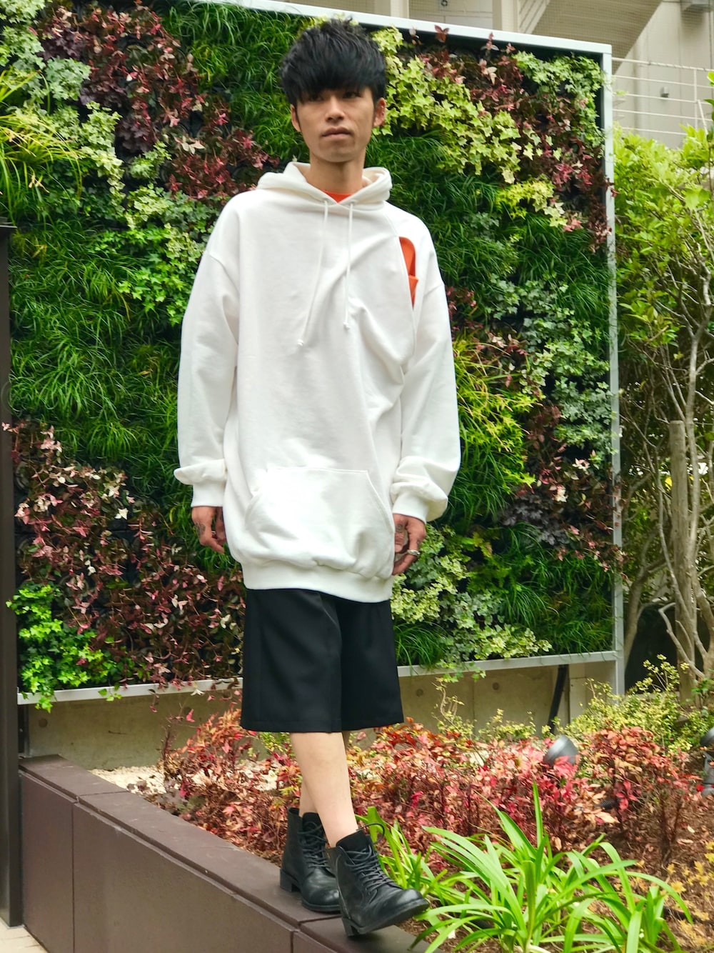 「PADRONE、ANREALAGE、DRESSEDUNDRSSED、LIBERUM、春コーデ、ラフ、ショートパンツ、オーバーサイズ、ootd、革靴」｜「DRESSEDUNDRESSEDのDRESSEDUNDRESSED “Cut-Out”オーバーサイズフーディー（パーカー、ホワイト系）」を使った、MIDWEST_ECさん（メンズ・174cm）の春コーディネートの1枚目の写真
