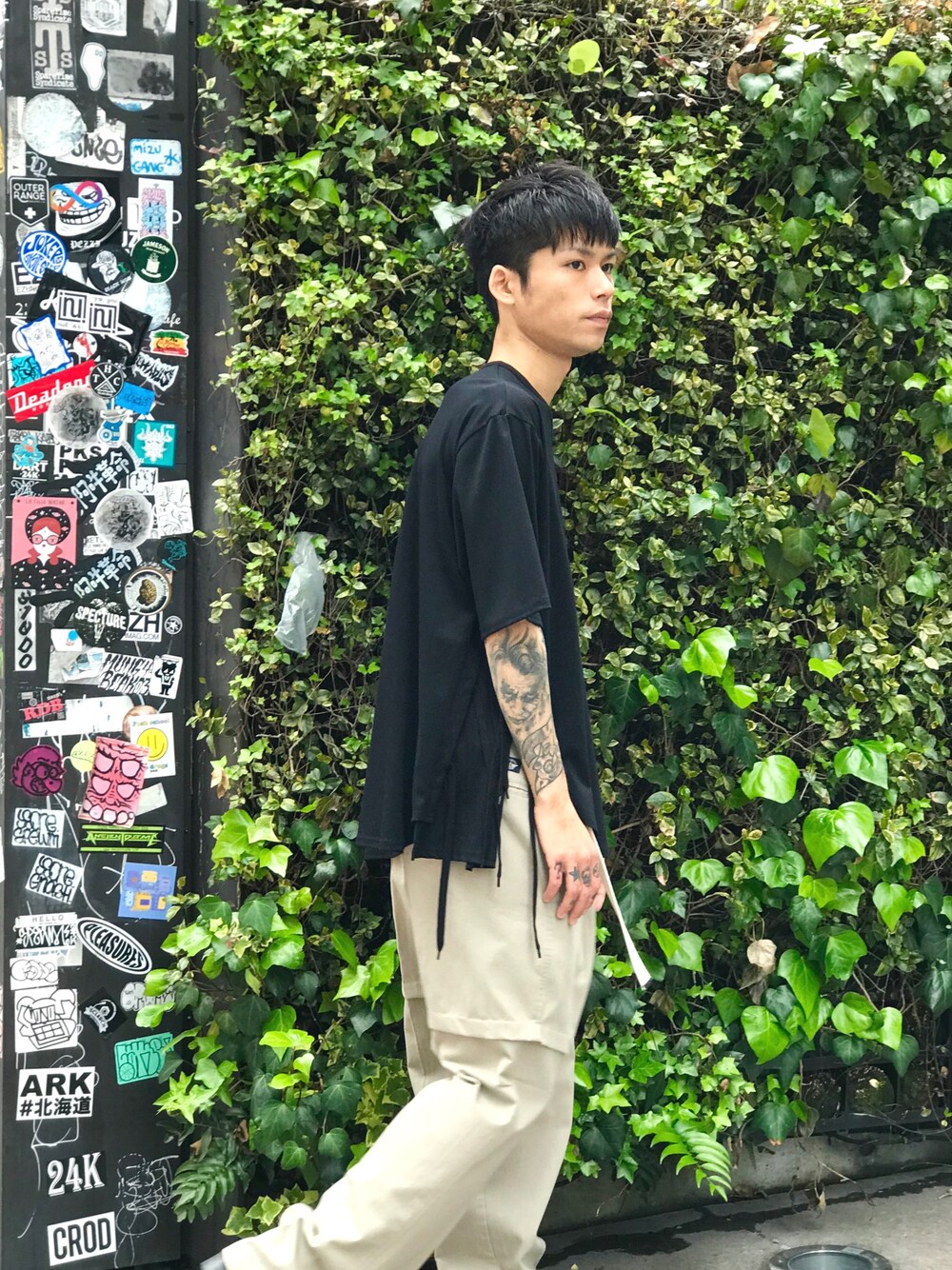 「DISCOVERED、夏コーデ、ＧＷ、ootd、チノパン、ワイドパンツ、Tシャツ、MIDWEST、ブラック」｜「DISCOVEREDのDISCOVERED “SIDE CODE CUTSEWN”Tシャツ（Tシャツ/カットソー、ブラック系）」を使った、MIDWEST_ECさん（メンズ・174cm）の春コーディネートの1枚目の写真