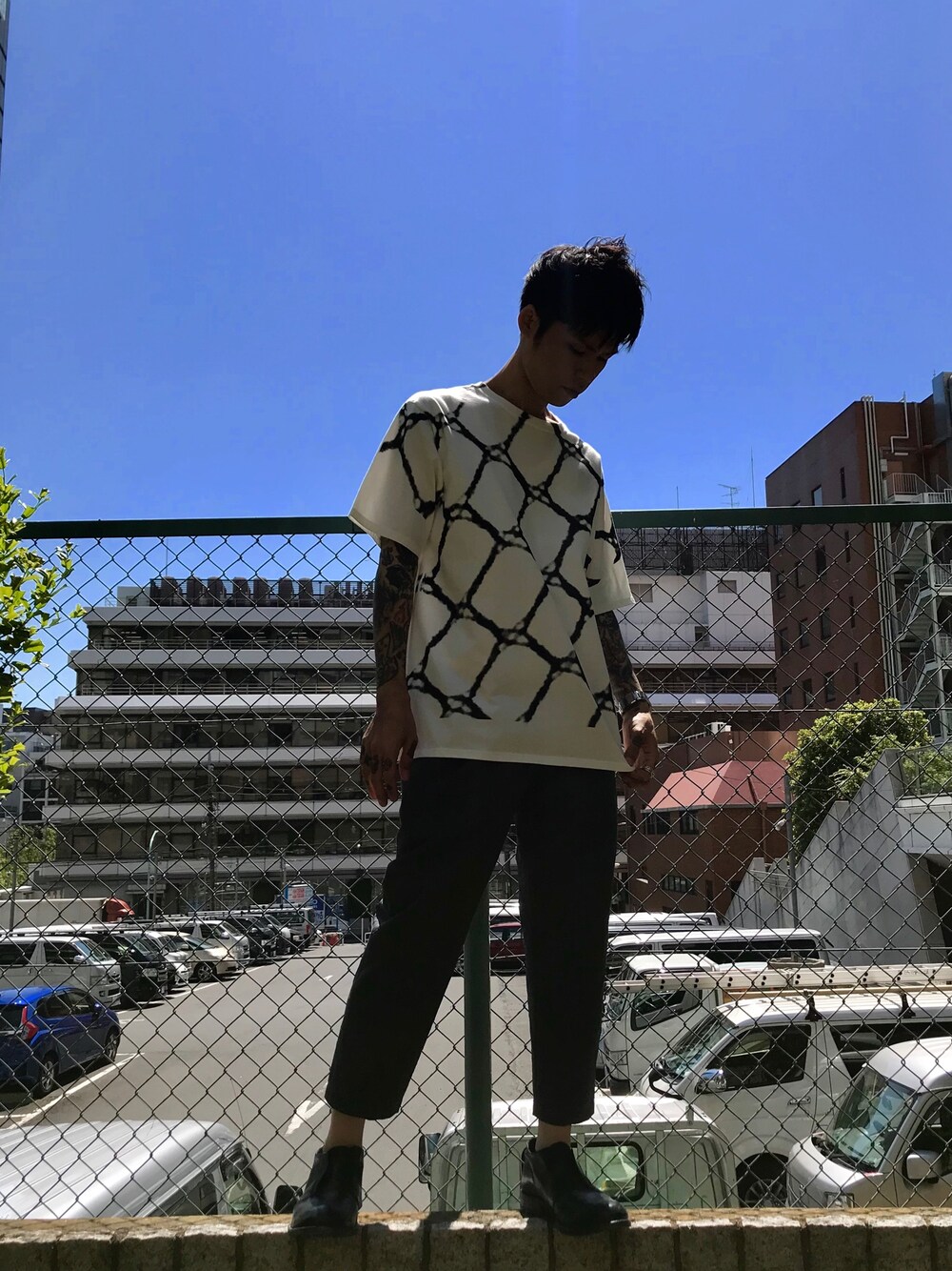 「MIDWEST、DRESSEDUNDRSSED、DIET BUTCHER SLIM SKIN、Tシャツ、夏コーデ、白Tシャツ、ラフ、スラックス」｜「DRESSEDUNDRESSEDのDRESSEDUNDRESSED “MESH”プリントTシャツ（Tシャツ/カットソー、ホワイト系）」を使った、MIDWEST_ECさん（メンズ・173cm）の春コーディネートの1枚目の写真