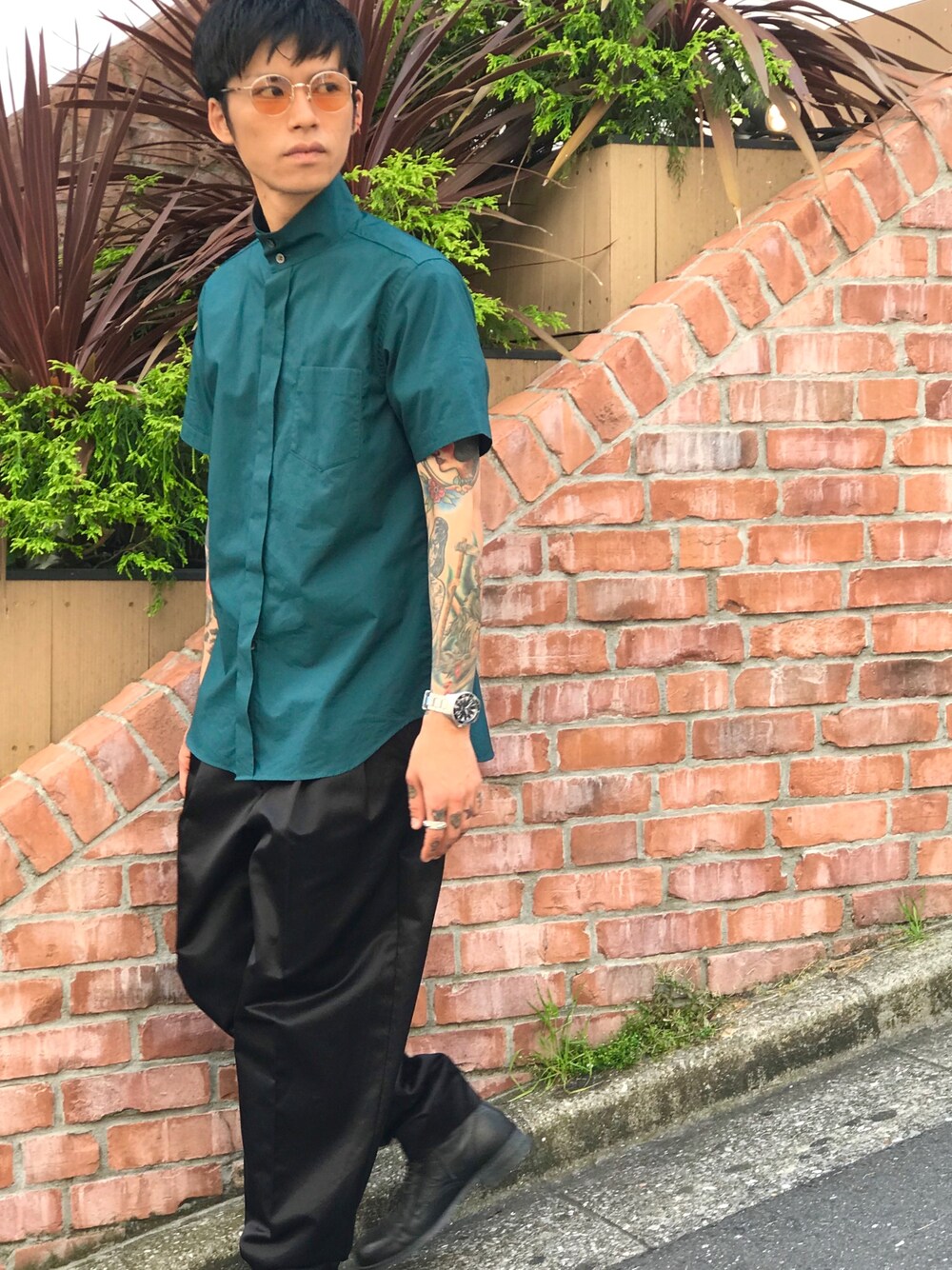 「MIDWEST、DISCOVERED、BLANC、シック、Fumito GANRYU、シャツスタイル、グリーン、黒、ワイドパンツ、ootd」｜「DISCOVEREDのDISCOVERED コットンサテンパンツ（その他パンツ、ブラック系）」を使った、MIDWEST_ECさん（メンズ・174cm）の春コーディネートの1枚目の写真