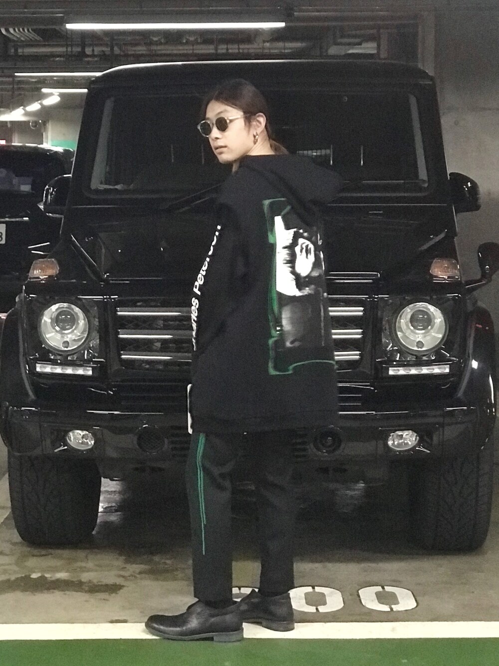 「休日スタイル、ラフ、ストリート、ブラックコーデ、パーカー、ロンT、スラックス、サングラス、ootd、革靴」｜「TAKAHIROMIYASHITATheSoloIst.のアイテム（Tシャツ/カットソー、ブラック系）」を使った、MIDWEST_ECさん（メンズ・173cm）の春コーディネートの1枚目の写真
