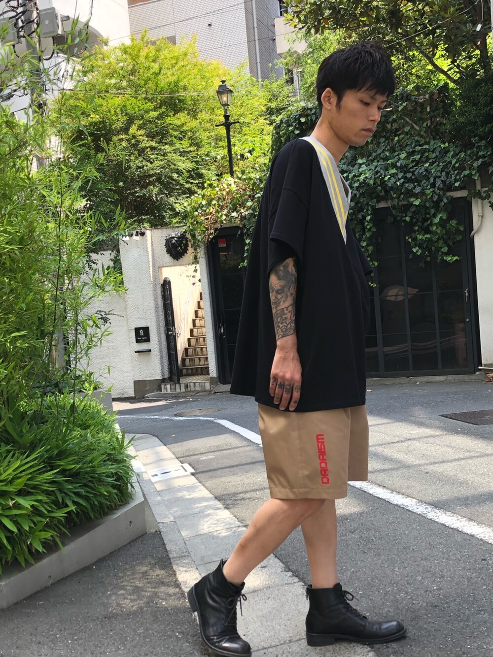 「DISCOVERED、chirstian dada、カジュアル、ショーツ、MIDWEST、カジュアルコーデ、ootd、PADRONE、夏コーデ」｜「DISCOVEREDのDISCOVERED ラインリブカットソー（Tシャツ/カットソー、ブラック系）」を使った、MIDWEST_ECさん（メンズ・174cm）の夏コーディネートの1枚目の写真