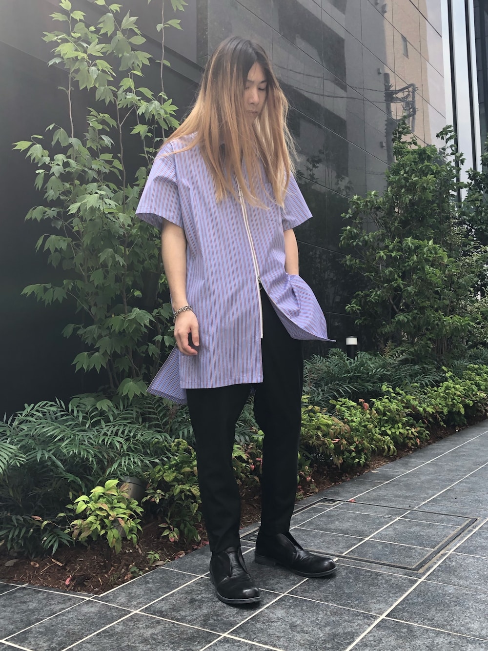 「シンプルコーデ、オーバーサイズ、ビッグシルエット、シャツ、スラックス、革靴、夏、ストライプ、ootd、outfit」｜「DISCOVEREDのDISCOVERED “THOMAS MASON”ロングシャツ（シャツ/ブラウス、レッド系）」を使った、MIDWEST_ECさん（メンズ・173cm）の夏コーディネートの1枚目の写真