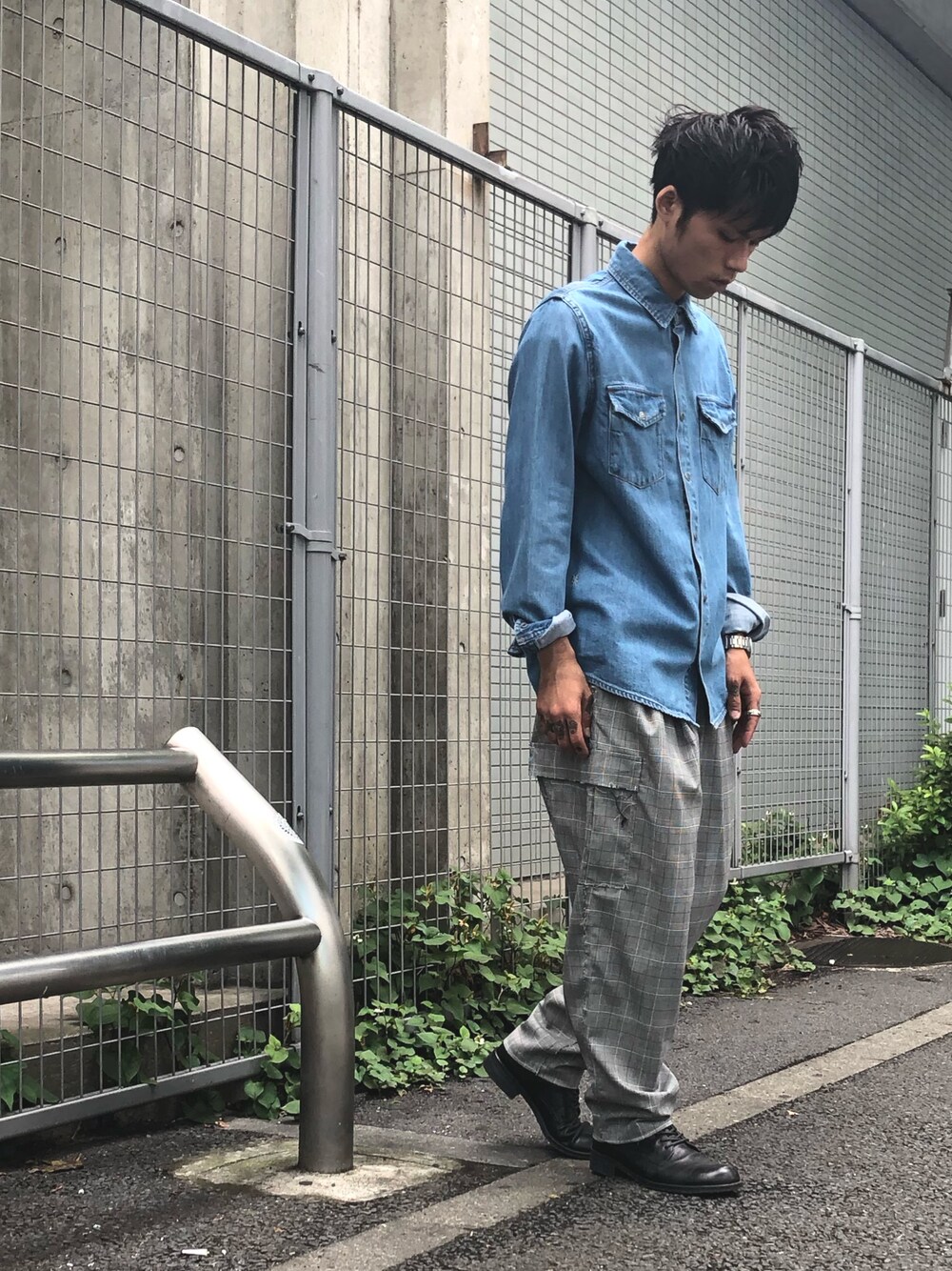 「ksubi、DISCOVERED、デニムシャツ、カーゴパンツ、PADRONE、チェック、ootd、ワイドパンツ」｜「KSUBIのksubi “YOUNG AMERICAN”デニムシャツ（シャツ/ブラウス、ブルー系）」を使った、MIDWEST_ECさん（メンズ・175cm）の夏コーディネートの1枚目の写真
