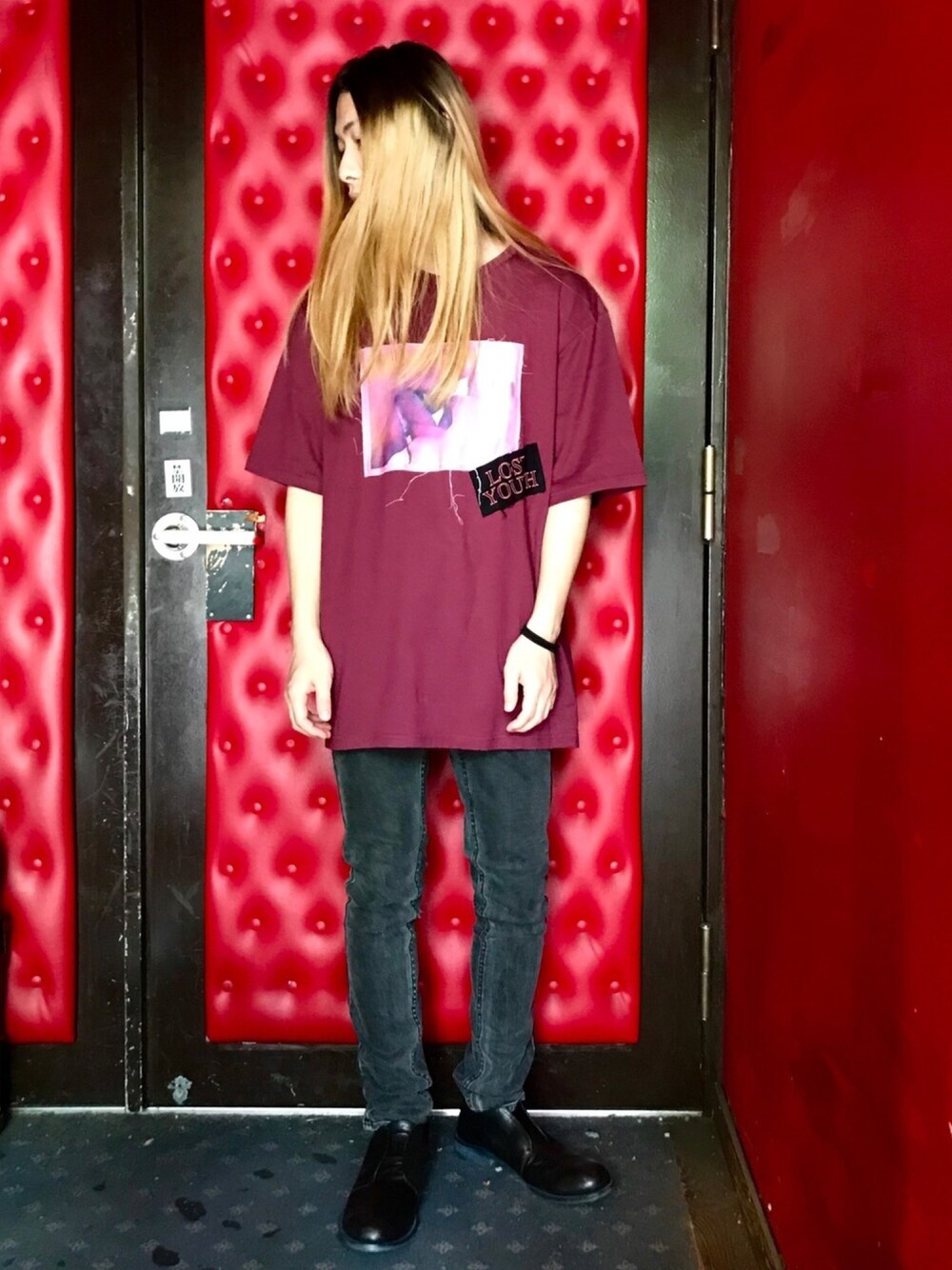「Tシャツ、ビックシルエット、デニム、黒スキニー、革靴、夏コーデ、2019夏SALE、休日スタイル、ブラック、ootd」｜「DISCOVEREDのWeb先行販売!!■別注■DISCOVERED×MIDWEST 『EXCLUSIVE “LOST YOUTH” 』ビックTシャツ（Tシャツ/カットソー、パープル系）」を使った、MIDWEST_ECさん（メンズ・173cm）の夏コーディネートの1枚目の写真