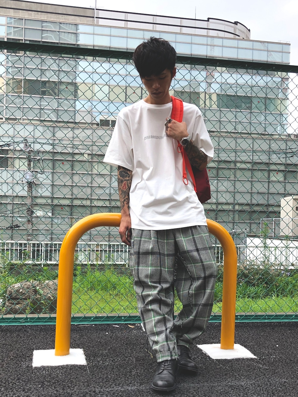 「MIDWEST、RAF SIMONS、EASTPAK、DRESSEDUNDRSSED、DISCOVERED、2019AW、PADRONE、夏、Tシャツ」｜「DRESSEDUNDRESSEDのDRESSEDUNDRESSED “Invert Logo Text”Tシャツ（Tシャツ/カットソー、ホワイト系）」を使った、MIDWEST_ECさん（メンズ・173cm）の夏コーディネートの1枚目の写真