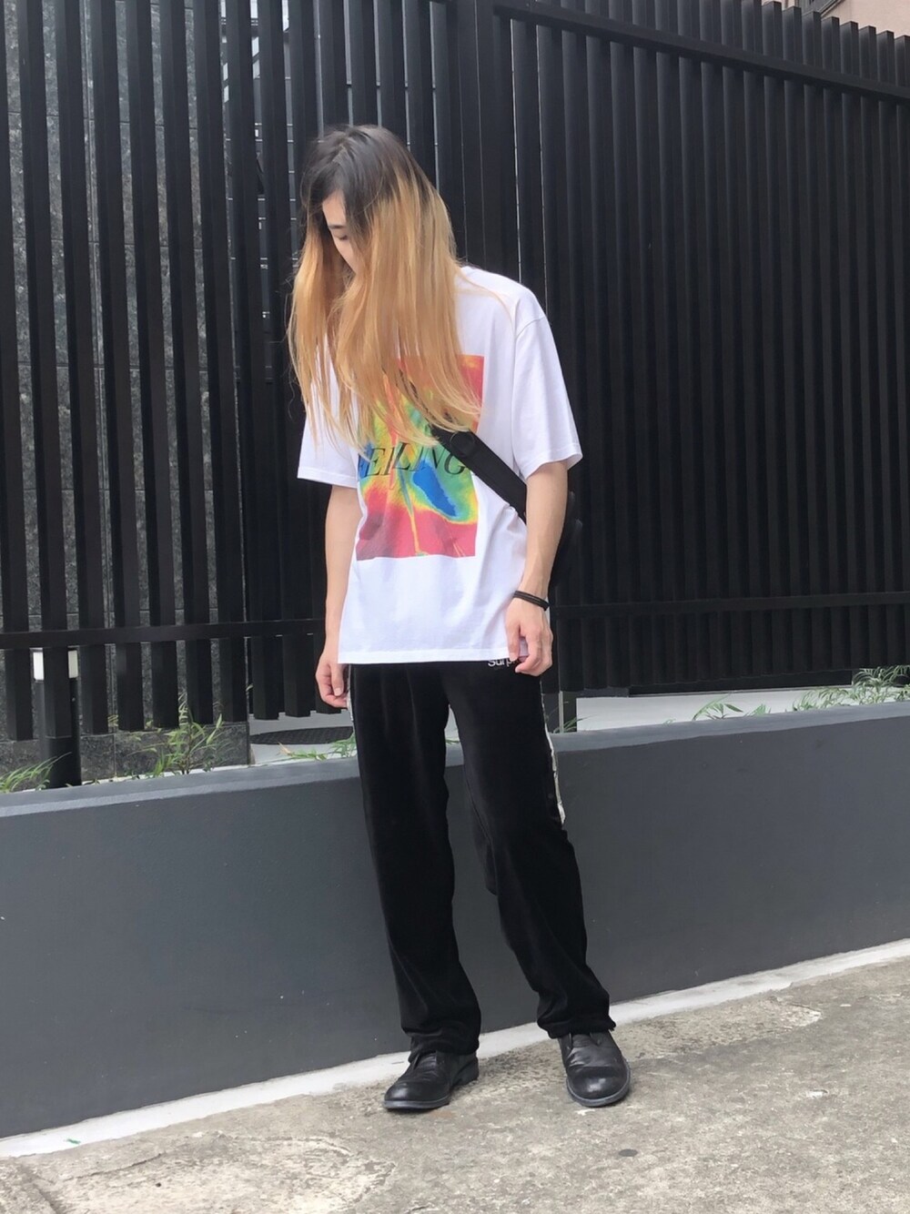 「夏、Tシャツ、ラフ、今日のコーデ、黒、シンプルコーデ、トラックパンツ、ootd、CHRISTIAN DADA、doublet」｜「CHRISTIAN DADAのCHRISTIAN DADA “FEELINGS”プリントTシャツ（Tシャツ/カットソー、ホワイト系）」を使った、MIDWEST_ECさん（メンズ・173cm）の夏コーディネートの1枚目の写真