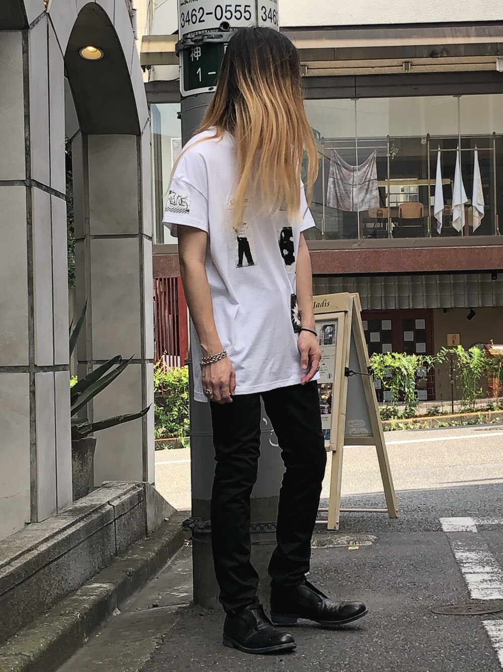 「シンプルコーデ、夏、Tシャツ、今日のコーデ、ブラック、ホワイト、革靴、チノパン、outfit、ootd」｜「DIET BUTCHERの■別注■DIET BUTCHER SLIM SKIN ×MIDWEST EXCLUCIVE パッチTシャツ（Tシャツ/カットソー、ホワイト系）」を使った、MIDWEST_ECさん（メンズ・173cm）の夏コーディネートの1枚目の写真