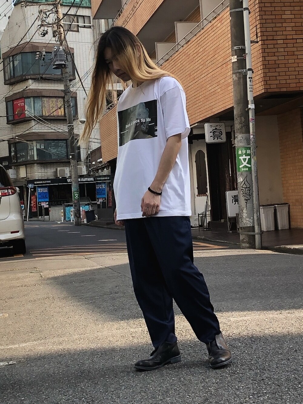「シンプルコーデ、夏、Tシャツ、オーバーサイズ、スラックス、革靴、今日のコーデ、DISCOVERED、ootd、outfit」｜「DISCOVEREDの■別注■DISCOVERED×MIDWEST EXCLUSIVE “Such A Shock To Me” Tシャツ（Tシャツ/カットソー、ホワイト系）」を使った、MIDWEST_ECさん（メンズ・173cm）の夏コーディネートの1枚目の写真