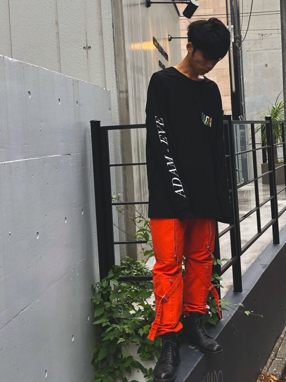 「MIDWEST、AMBUSH、CHRISTIAN DADA、ootd、チノパン、オレンジ、ロンT、AW、2019」｜「CHRISTIAN DADAのCHRISTIAN DADA “DADA Logo”ロングスリーブTシャツ（Tシャツ/カットソー、ブラック系）」を使った、MIDWEST_ECさん（メンズ・173cm）の夏コーディネートの1枚目の写真