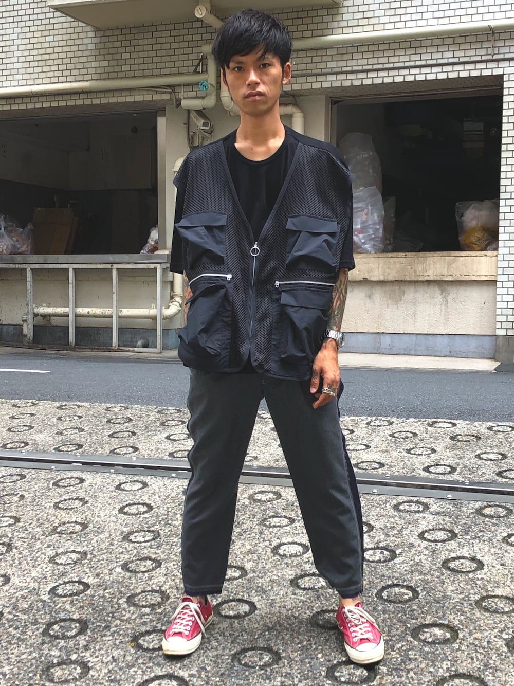「DISCOVERED、MIDWEST、ベスト、夏、Tシャツ、黒、スラックス、コンバース、ootd」｜「DISCOVEREDのDISCOVERED フィッシングベストカットソー（Tシャツ/カットソー、ブラック系）」を使った、MIDWEST_ECさん（メンズ・173cm）の夏コーディネートの1枚目の写真