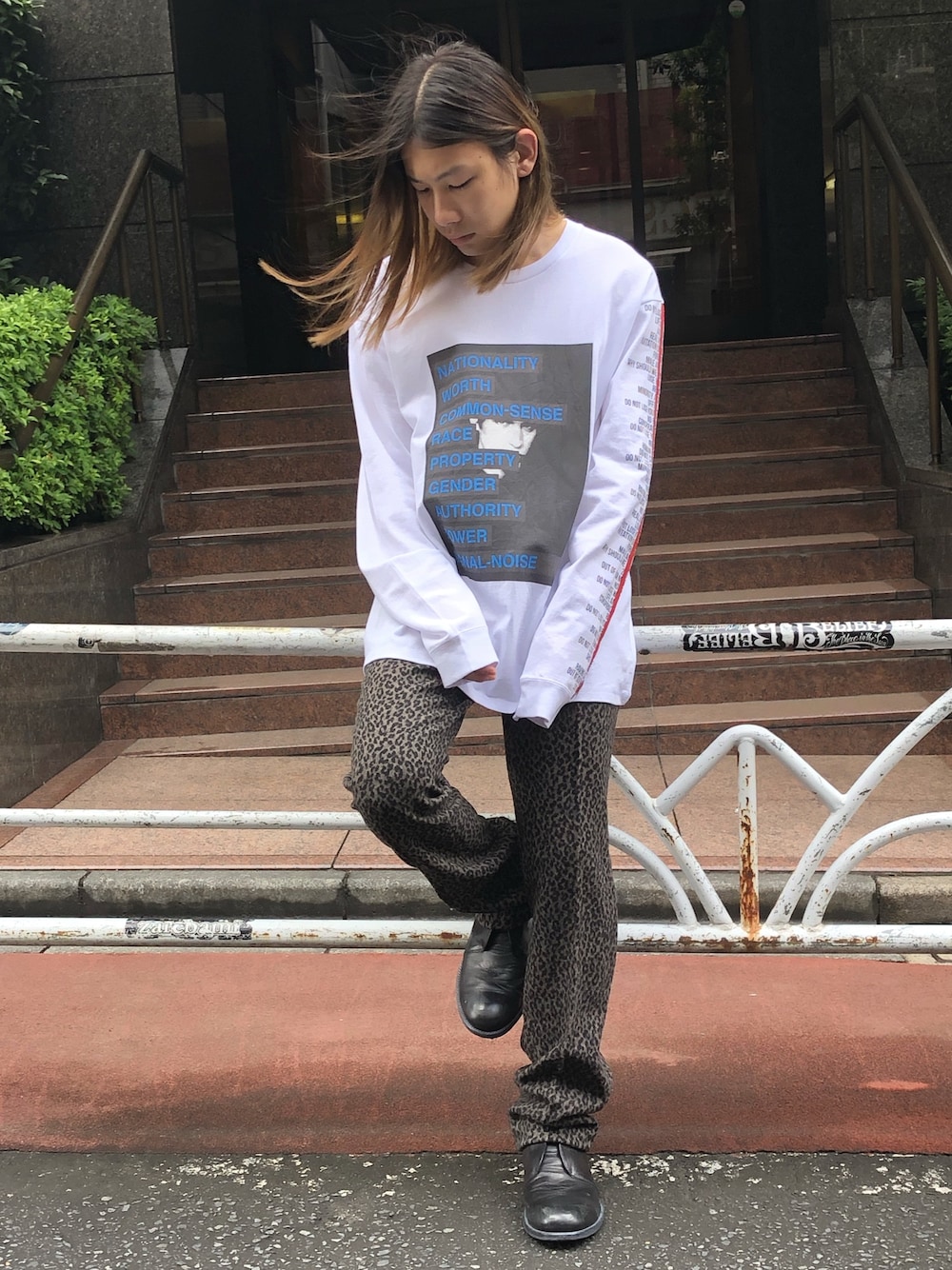 「プリントT、ロンT、レオパード、スラックス、革靴、ラフ、秋のコーデ、CHRISTIAN DADA、JOHN LAWRENCE SULLIVAN、ootd」｜「CHRISTIAN DADAのCHRISTIAN DADA “Graphic Print”ロングスリーブTシャツ（Tシャツ/カットソー、ホワイト系）」を使った、MIDWEST_ECさん（メンズ・173cm）の夏コーディネートの1枚目の写真