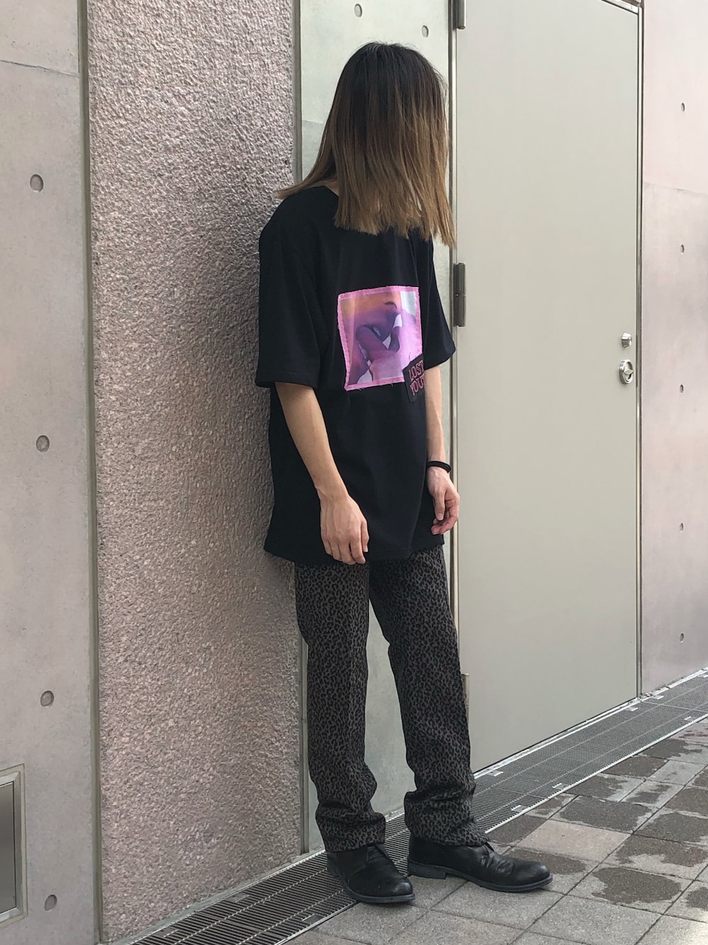 「ビッグシルエット、オーバーサイズ、ootd、黒Tシャツ、ブラック、ビッグT、革靴、スラックス、レオパード、夏コーデ」｜「DISCOVEREDのWeb先行販売!!■別注■DISCOVERED×MIDWEST 『EXCLUSIVE “LOST YOUTH” 』ビックTシャツ（Tシャツ/カットソー、ブラック系）」を使った、MIDWEST_ECさん（メンズ・173cm）の夏コーディネートの1枚目の写真