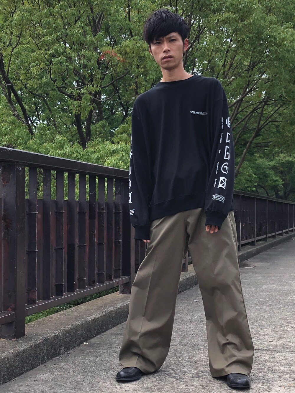 「DISCOVERED、TOGA VIRILIS、MIDWEST、秋冬、PADRONE、ootd、ワイドパンツ、スウェット、黒」｜「DISCOVEREDのDISCOVERED “QUALITY” プリントスウェット（Tシャツ/カットソー、ブラック系）」を使った、MIDWEST_ECさん（メンズ・173cm）の夏コーディネートの1枚目の写真