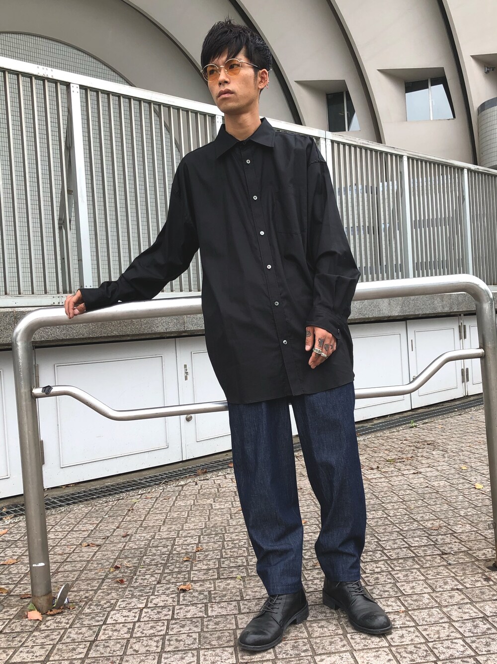 「BLANC..、yoshiokubo GROUNDFLOOR、DRESSEDUNDRSSED、PADRONE、シャツスタイル、AW、ファッション、ootd、MIDWEST、黒」｜「DRESSEDUNDRESSEDのDRESSEDUNDRESSED ロゴテキストシャツ（シャツ/ブラウス、ブラック系）」を使った、MIDWEST_ECさん（メンズ・173cm）の夏コーディネートの1枚目の写真
