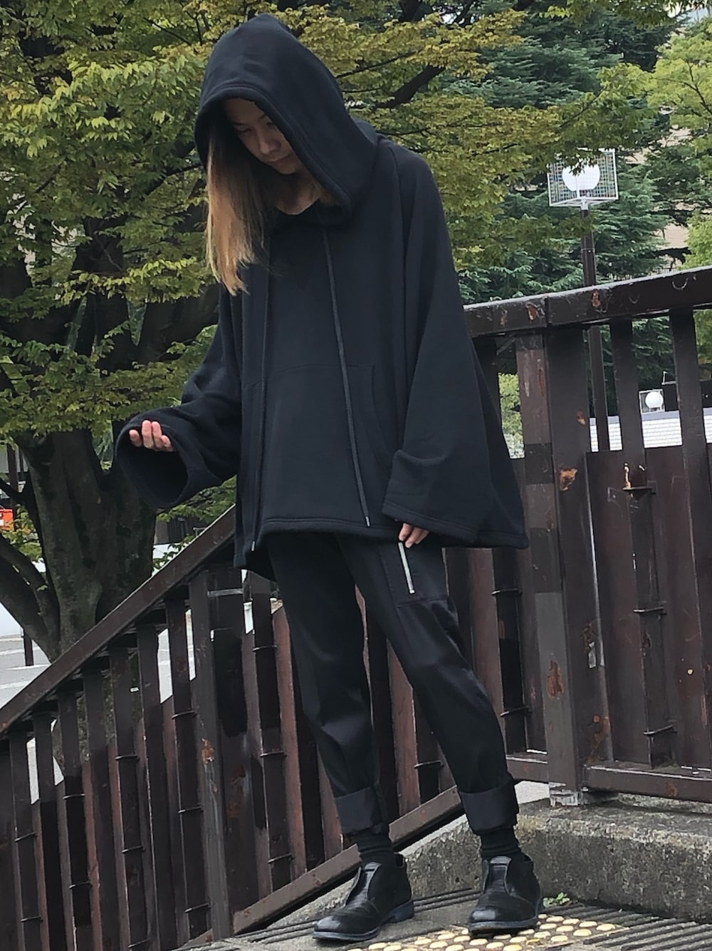 「シンプル、オーバーサイズ、シンプルコーデ、ビッグシルエット、ゆるコーデ、ootd、黒コーデ、パーカー、今日のコーデ、ANREALAGE」｜「ANREALAGEのANREALAGE “ZOOM”ビッグパーカー（パーカー、ブラック系）」を使った、MIDWEST_ECさん（メンズ・173cm）の秋コーディネートの1枚目の写真