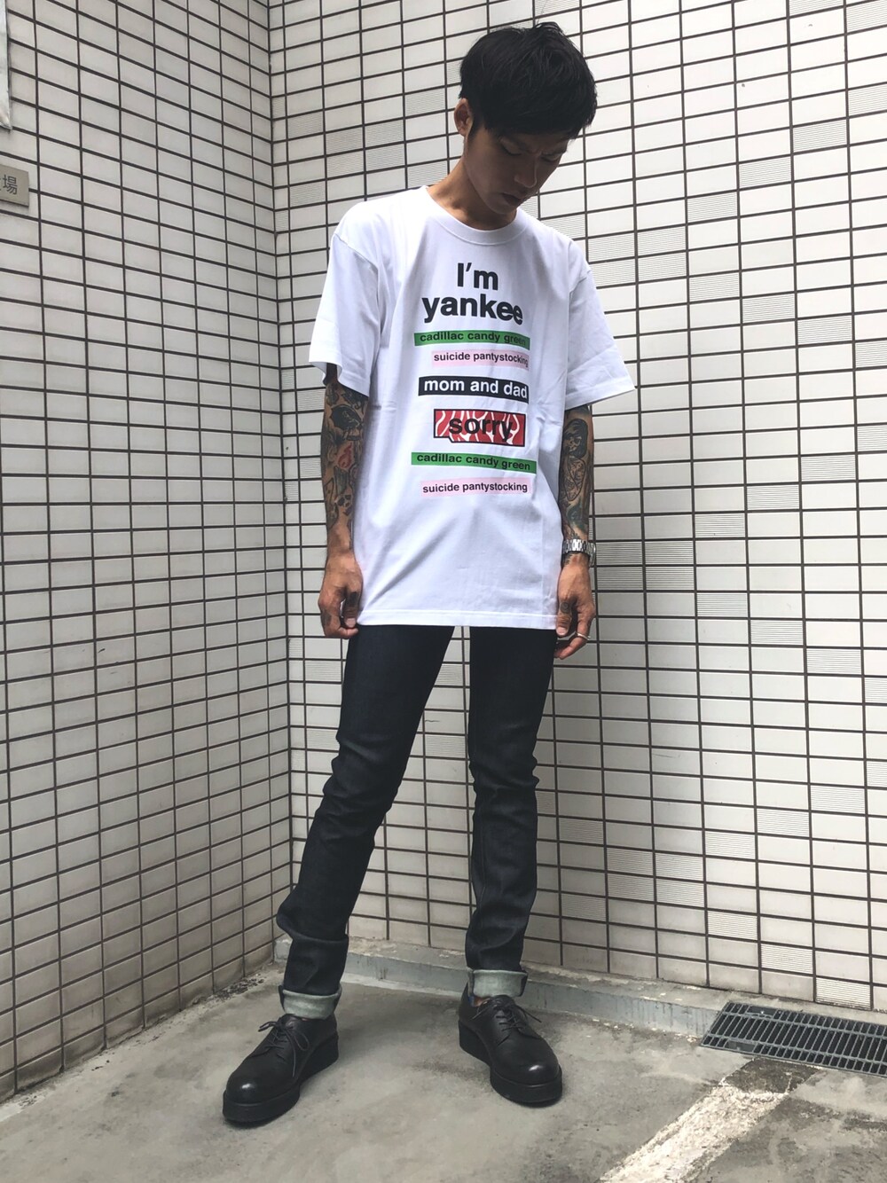「DISCOVERED、JOHN LAWRENCE SULLIVAN、PADRONE、Tシャツ、デニム、ootd、英字プリント、今日のコーデ」｜「DISCOVEREDの■別注■DISCOVERED×MIDWEST EXCLUSIVE “Im yankee” Tシャツ（Tシャツ/カットソー、ブラック系）」を使った、MIDWEST_ECさん（メンズ・173cm）の秋コーディネートの1枚目の写真