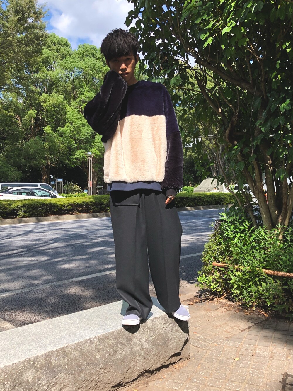 「LIBERUM、DISCOVERED、MIDWEST、VANS、ワイドパンツ、黒、スウェット、秋冬」｜「DISCOVEREDのDISCOVERED ファープルオーバートップス（スウェット、ブルー系）」を使った、MIDWEST_ECさん（メンズ・173cm）の秋コーディネートの1枚目の写真