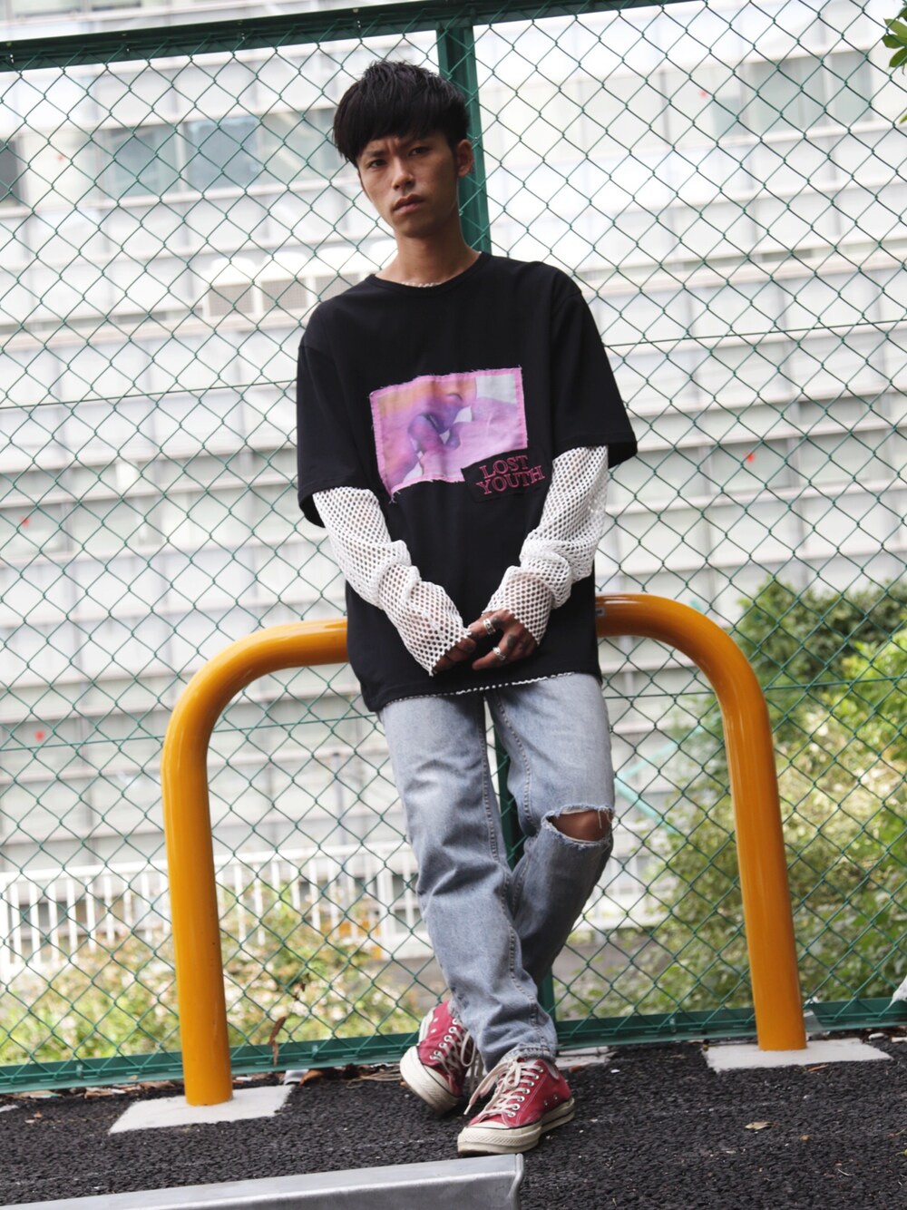 「DISCOVERED、レイヤードスタイル、アキコーデ、MIDWEST、603、ksubi、コンバース、デニム、Tシャツ」｜「DISCOVEREDの■別注■DISCOVERED×MIDWEST 『EXCLUSIVE “LOST YOUTH” 』ビックTシャツ（Tシャツ/カットソー、ホワイト系）」を使った、MIDWEST_ECさん（メンズ・173cm）の秋コーディネートの1枚目の写真