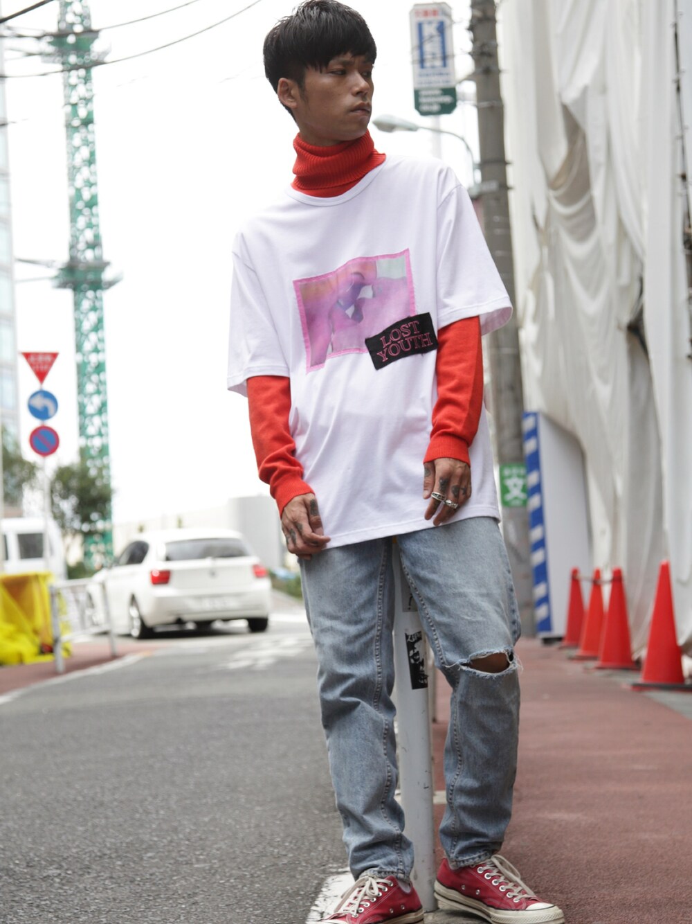 「AMBUSH、DISCOVERED、ニット、タートルネック、MIDWEST、ksubi、ootd、アキコーデ、レイヤードスタイル」｜「DISCOVEREDの■別注■DISCOVERED×MIDWEST 『EXCLUSIVE “LOST YOUTH” 』ビックTシャツ（Tシャツ/カットソー、ホワイト系）」を使った、MIDWEST_ECさん（メンズ・173cm）の秋コーディネートの1枚目の写真