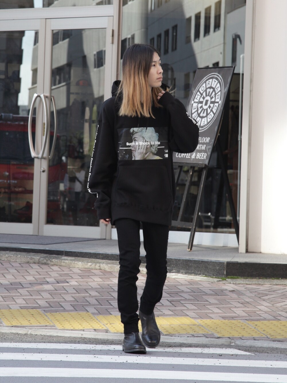 「秋コーデ、シンプルコーデ、ラフ、スキニー、パーカー、オールブラック、オーバーサイズ、秋のコーデ、革靴、ootd」｜「DISCOVEREDの■別注■DISCOVERED×MIDWEST EXCLUSIVE “Such A Shock To Me” プルオーバーパーカー（パーカー、ブラック系）」を使った、MIDWEST_ECさん（メンズ・173cm）の秋コーディネートの1枚目の写真
