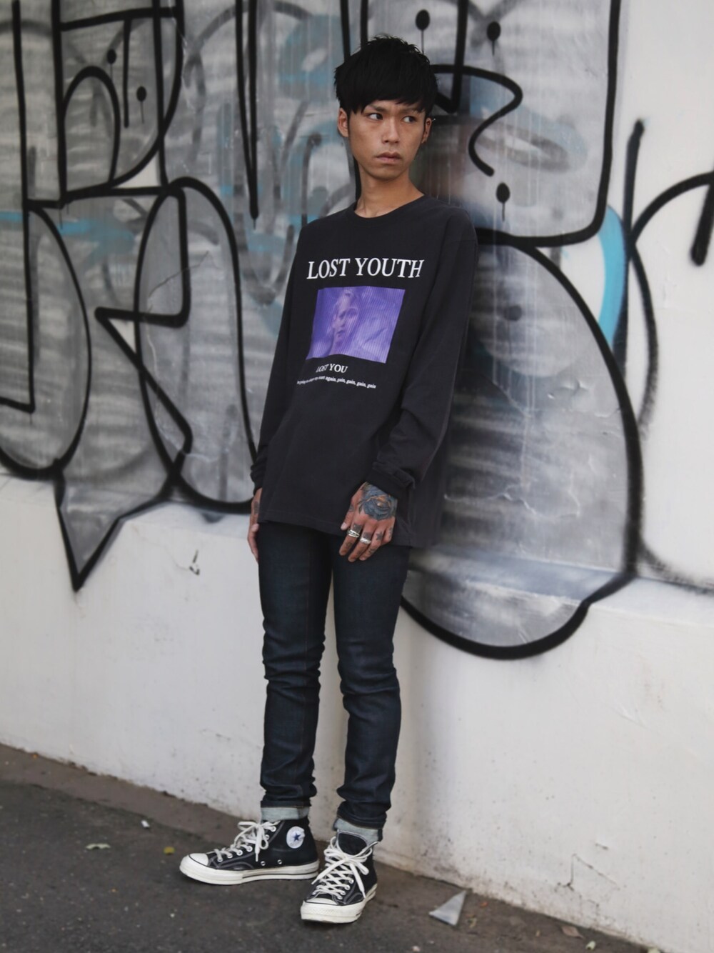 「MIDWEST、DISCOVERED、ロンT、グラフィック、黒、コンバース、JOHN LAWRENCE SULLIVAN、ootd」｜「DISCOVEREDの■別注■DISCOVERED×MIDWEST EXCLUSIVE“LOST YOUTH” L/S Tシャツ（Tシャツ/カットソー、ホワイト系）」を使った、MIDWEST_ECさん（メンズ・173cm）の秋コーディネートの1枚目の写真