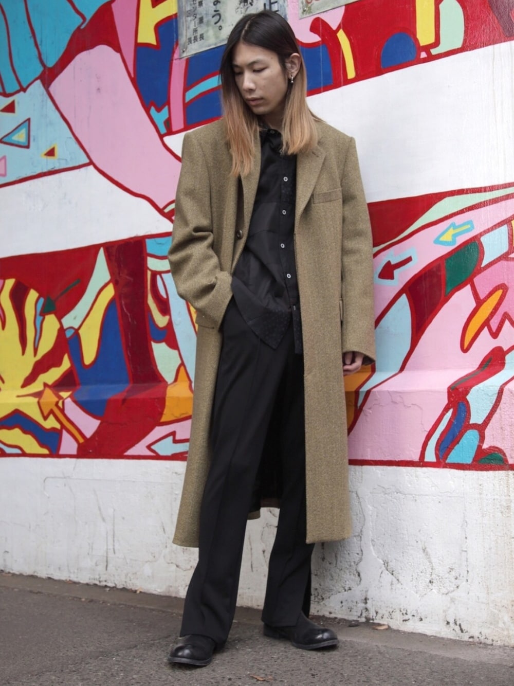 「秋のコーデ、ootd、outfit、シャツ、コート、革靴、スラックス、冬コーデ、JOHN LAWRENCE SULLIVAN、ANREALAGE」｜「JOHN LAWRENCE SULLIVANのJOHN LAWRENCE SULLIVAN ウールヘリンボーンコート（その他アウター、イエロー系）」を使った、MIDWEST_ECさん（メンズ・173cm）の秋コーディネートの1枚目の写真