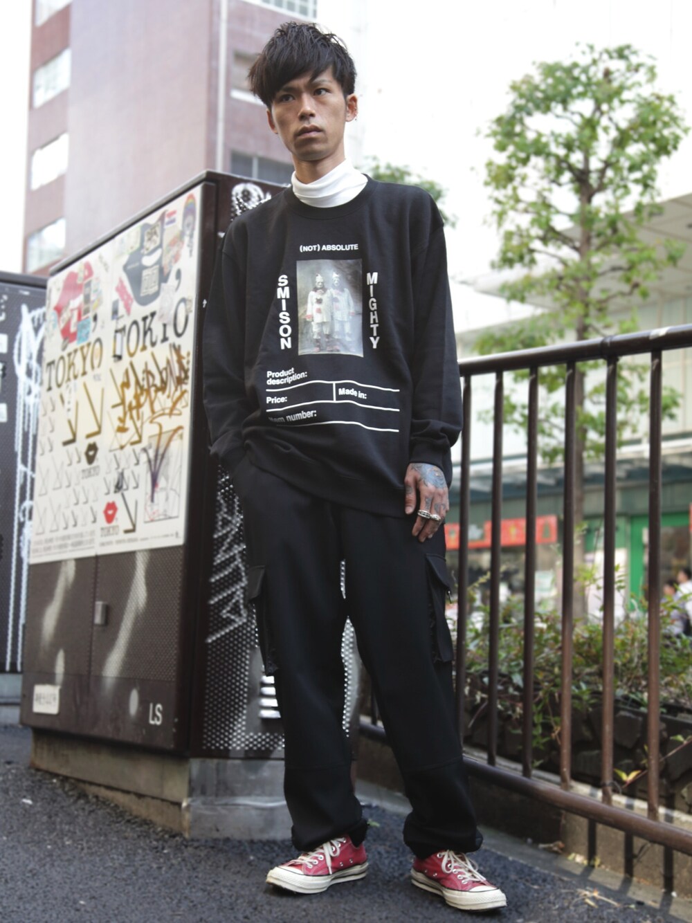 「グラフィック、MIDWEST、ootd、スウェット、DISCOVERED、黒、ダーク、秋コーデ、スニーカー」｜「DISCOVEREDの■別注■DISCOVERED×MIDWEST EXCLUSIVE “TWINS” スウェット（スウェット、ブラック系）」を使った、MIDWEST_ECさん（メンズ・173cm）の秋コーディネートの1枚目の写真