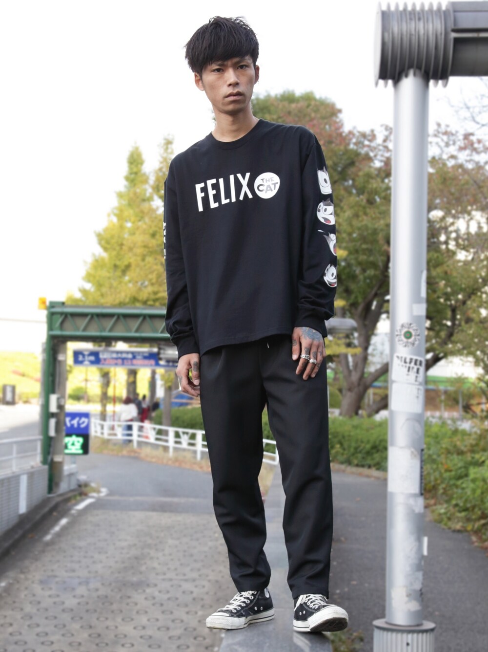「yoshiokubo GROUNDFLOOR、DISCOVERED、FELIX、ロンT、黒、パンツ、2019AW、ootd、MIDWEST」｜「DISCOVEREDのDISCOVERED “FELIX”ロングスリーブTシャツ（Tシャツ/カットソー、ブラック系）」を使った、MIDWEST_ECさん（メンズ・173cm）の秋コーディネートの1枚目の写真