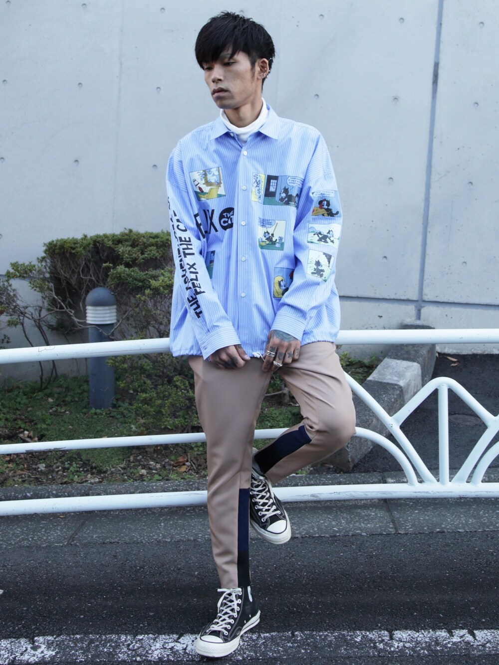 「DISCOVERED、MIDWEST、シャツスタイル、ストライプシャツ、yoshiokubo GROUNDFLOOR、チノパン、ootd、アキコーデ、ゆるコーデ」｜「DISCOVEREDのDISCOVERED “FELIX COMIC”プリントシャツ（シャツ/ブラウス、ブルー系）」を使った、MIDWEST_ECさん（メンズ・173cm）の秋コーディネートの1枚目の写真