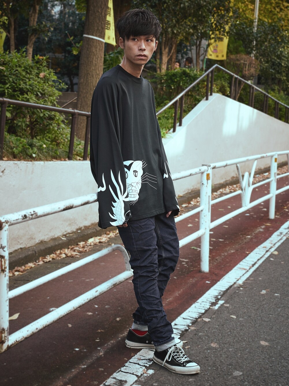 「zoom、ANREALAGE、デニム、スウェット、黒、MIDWEST、ootd、ゆるコーデ、ワイド、ビッグシルエット」｜「ANREALAGEのANREALAGE ”ZOOM” ベトナムプリントスウェット（Tシャツ/カットソー、ブラック系）」を使った、MIDWEST_ECさん（メンズ・173cm）の秋コーディネートの1枚目の写真