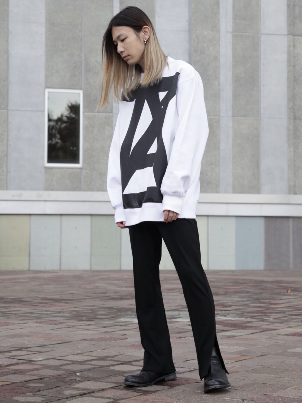 「秋冬コーデ、秋コーデ、シンプルコーデ、キレイめ、スウェット、ootd、スラックス、ANREALAGE、秋のコーデ、outfit」｜「ANREALAGEの■別注■ANREALAGE×MIDWEST EXCLUSIVE “AZ”ロゴスウェット（スウェット、ホワイト系）」を使った、MIDWEST_ECさん（メンズ・173cm）の秋コーディネートの1枚目の写真
