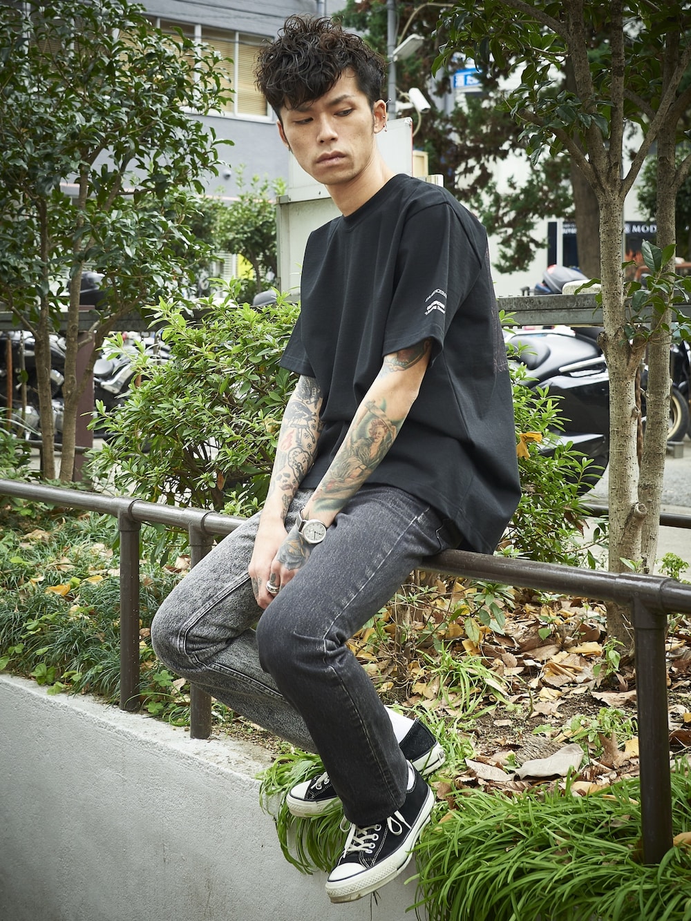 「JOHN LAWRENCE SULLIVAN、デニム、MIDWEST、ootd、ロック、コンバース、2020ss、春夏コーデ、ブラック」｜「JOHN LAWRENCE SULLIVANのJOHN LAWRENCE SULLIVAN フォトバックプリントTシャツ（Tシャツ/カットソー、ブラック系）」を使った、MIDWEST_ECさん（メンズ・173cm）の冬コーディネートの1枚目の写真