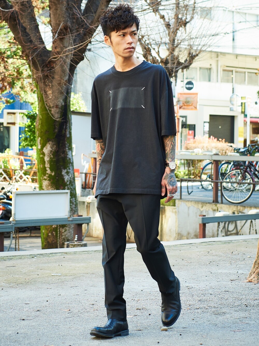 「Maison Margiela、LIBERUM、2020ss、春夏コーデ、ootd、MIDWEST、シンプルコーデ、黒、スラックス、きれいめカジュアル」｜「Maison MargielaのMaison Margiela Tシャツ（Tシャツ/カットソー、ブラック系）」を使った、MIDWEST_ECさん（メンズ・173cm）の冬コーディネートの1枚目の写真