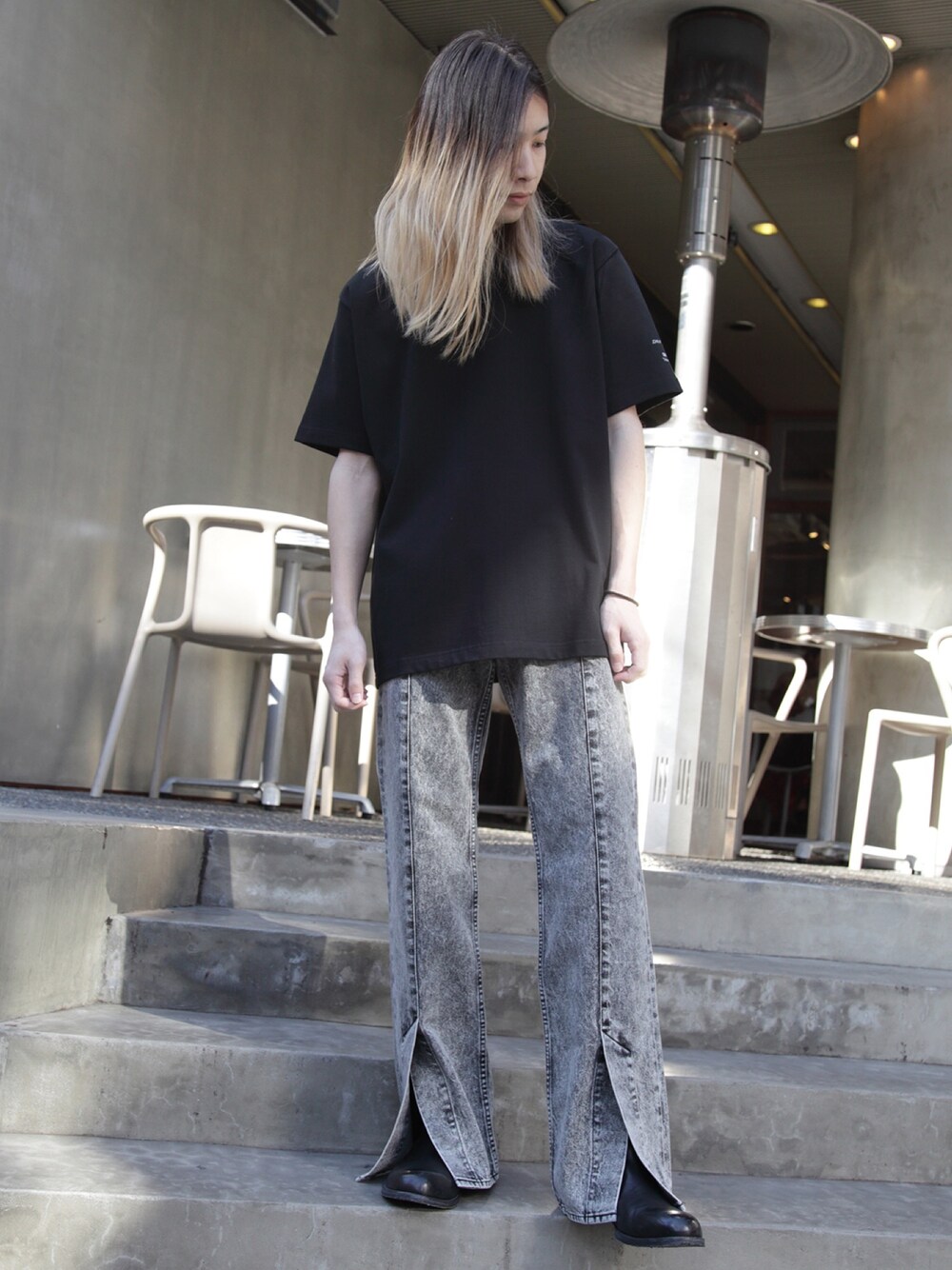 「今日のコーデ、黒、ootd、革靴、デニム、春コーデ、デニムパンツ、ビッグシルエット、Tシャツ、冬」｜「JOHN LAWRENCE SULLIVANのJOHN LAWRENCE SULLIVAN “PHOTO BACK PRINTED”Tシャツ/コリー・ブラウン(Coley Brown)（Tシャツ/カットソー、ブラック系）」を使った、MIDWEST_ECさん（メンズ・173cm）の冬コーディネートの1枚目の写真