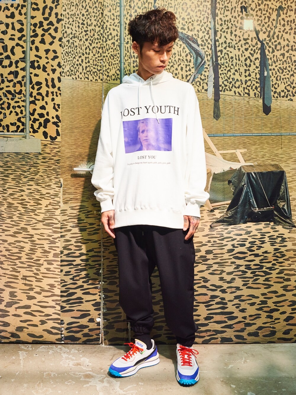「パーカー、MIDWEST、DISCOVERED、白、2020ss、ootd、ラフ、outfit、PUMA、Fumito GANRYU」｜「DISCOVEREDのアイテム（パーカー、ホワイト系）」を使った、MIDWEST_ECさん（メンズ・173cm）の冬コーディネートの1枚目の写真