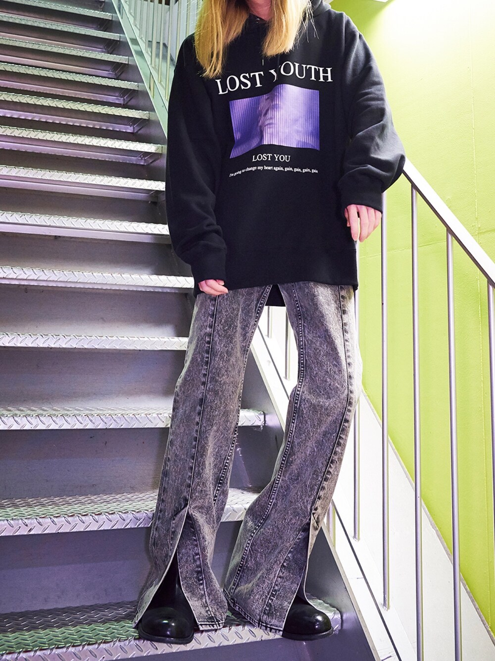 「シンプルコーデ、春コーデ、ビッグシルエット、ラフ、パーカー、デニム、ブーツ、黒、デニムパンツ、ootd」｜「DISCOVEREDの■別注■DISCOVERED×MIDWEST EXCLUSIVE “LOST YOUTH”プルオーバーパーカー（パーカー、ブラック系）」を使った、MIDWEST_ECさん（メンズ・173cm）の冬コーディネートの1枚目の写真