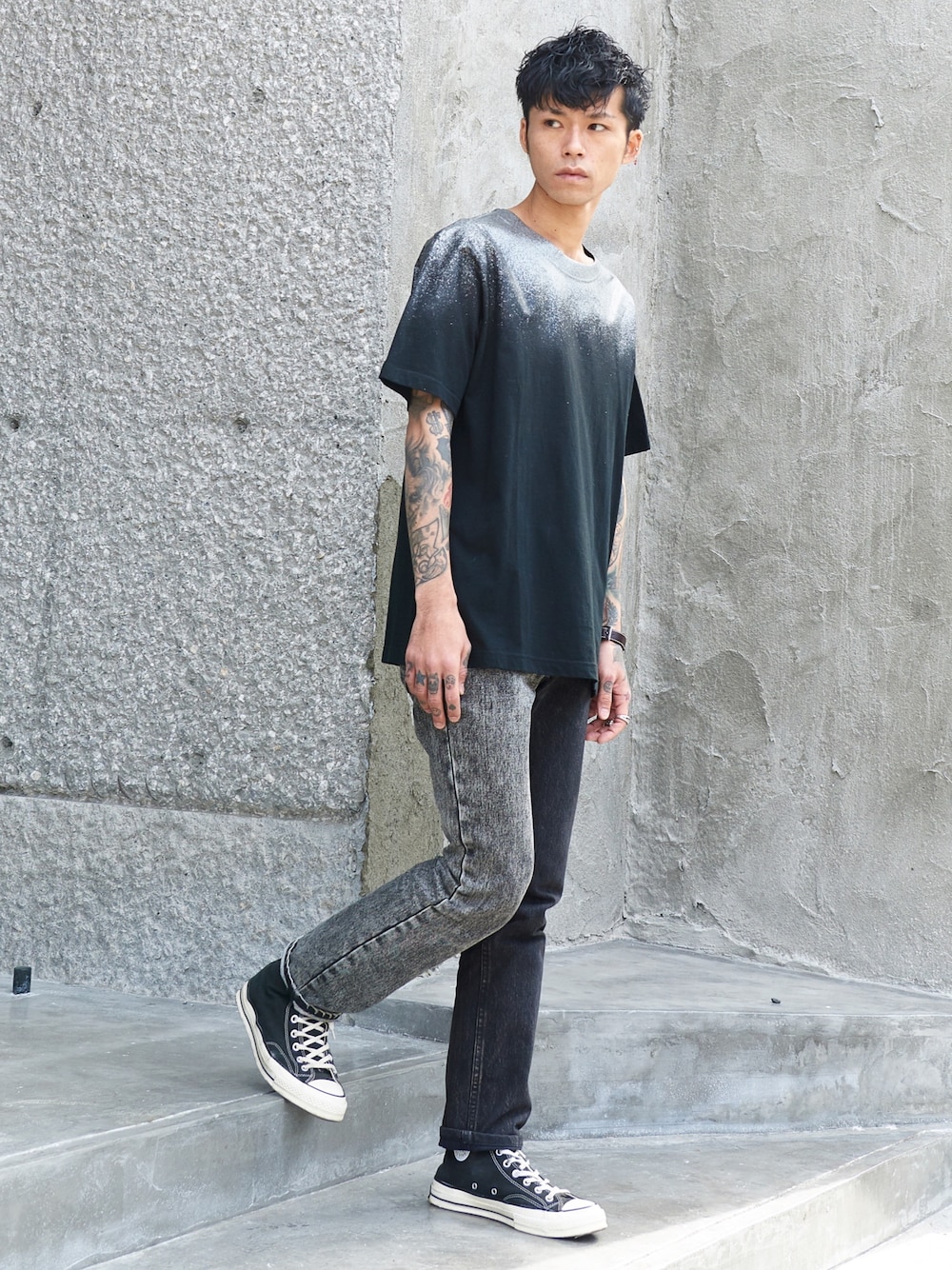 「夏コーデ、2020、JOHN LAWRENCE SULLIVAN、コンバース、MIDWEST、ootd、グラデーション、デニム、モノトーン」｜「JOHN LAWRENCE SULLIVANのJOHN LAWRENCE SULLIVAN “GRADATION FLOC PRINTED”Tシャツ（Tシャツ/カットソー、シルバー系）」を使った、MIDWEST_ECさん（メンズ・173cm）の冬コーディネートの1枚目の写真