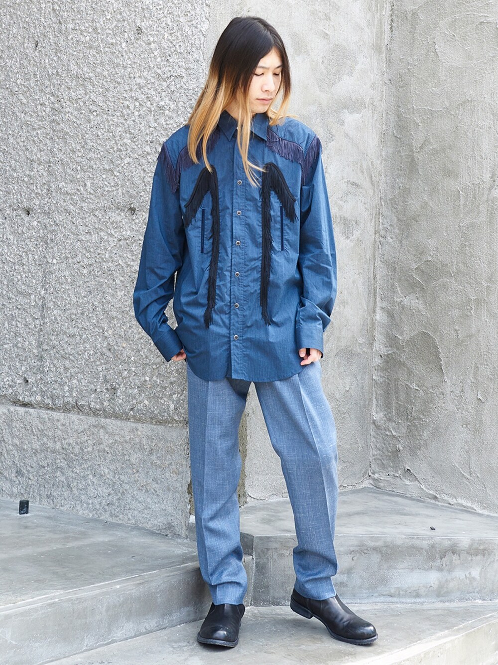 「ネイビー、フリンジ、シャツ、スラックス、ブーツ、革靴、大人コーデ、シンプルコーデ、fashion、ootd」｜「TOGA VIRILISのTOGA VIRILIS フリンジシャツ（シャツ/ブラウス、ブルー系）」を使った、MIDWEST_ECさん（メンズ・173cm）の冬コーディネートの1枚目の写真