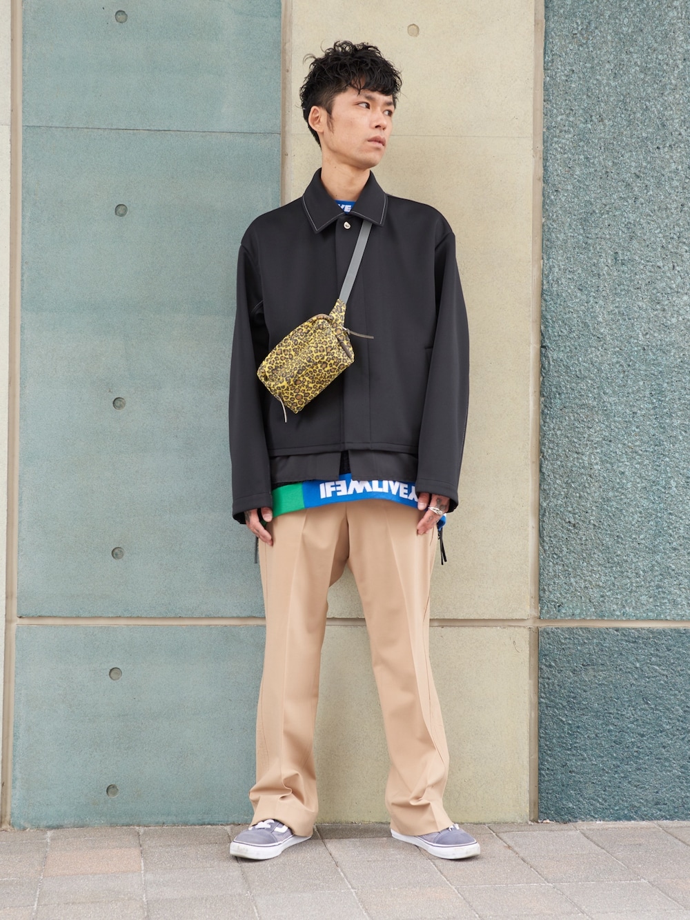 「DISCOVERED、Zattu、MIDWEST、LIBERUM、ベージュ、黒、カジュアルコーデ、ootd」｜「zattuのzattu “CHIKO”レオパードボディーバック（ボディバッグ/ウエストポーチ、イエロー系）」を使った、MIDWEST_ECさん（メンズ・173cm）の冬コーディネートの1枚目の写真