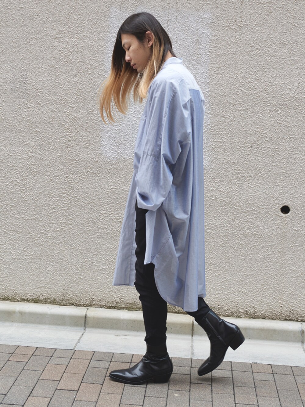 「シンプルコーデ、ビッグシルエット、ブラック、ラフ、キレイめ、シャツ、ロングシャツ、ブーツ、スラックス、ootd」｜「yoshiokuboのyoshiokubo ストライプロングシャツ（シャツ/ブラウス、ブルー系）」を使った、MIDWEST_ECさん（メンズ・173cm）の冬コーディネートの1枚目の写真